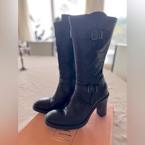 Size 37.5 black heeled leather boots. Zippered .. Panetulipani